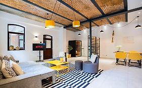 Design Loft - SAUNA - ZENTRAL - PARKPLATZ - WIFI - KAFFEE - NETFLIX